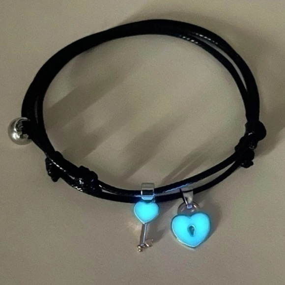 2 pcs Heart Key Charm Bracelet Set Adjustable Glow In the dark Luminous - Picture 4 of 8
